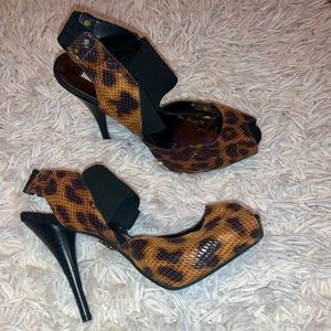 Vera Wang Cheetah heels 👠